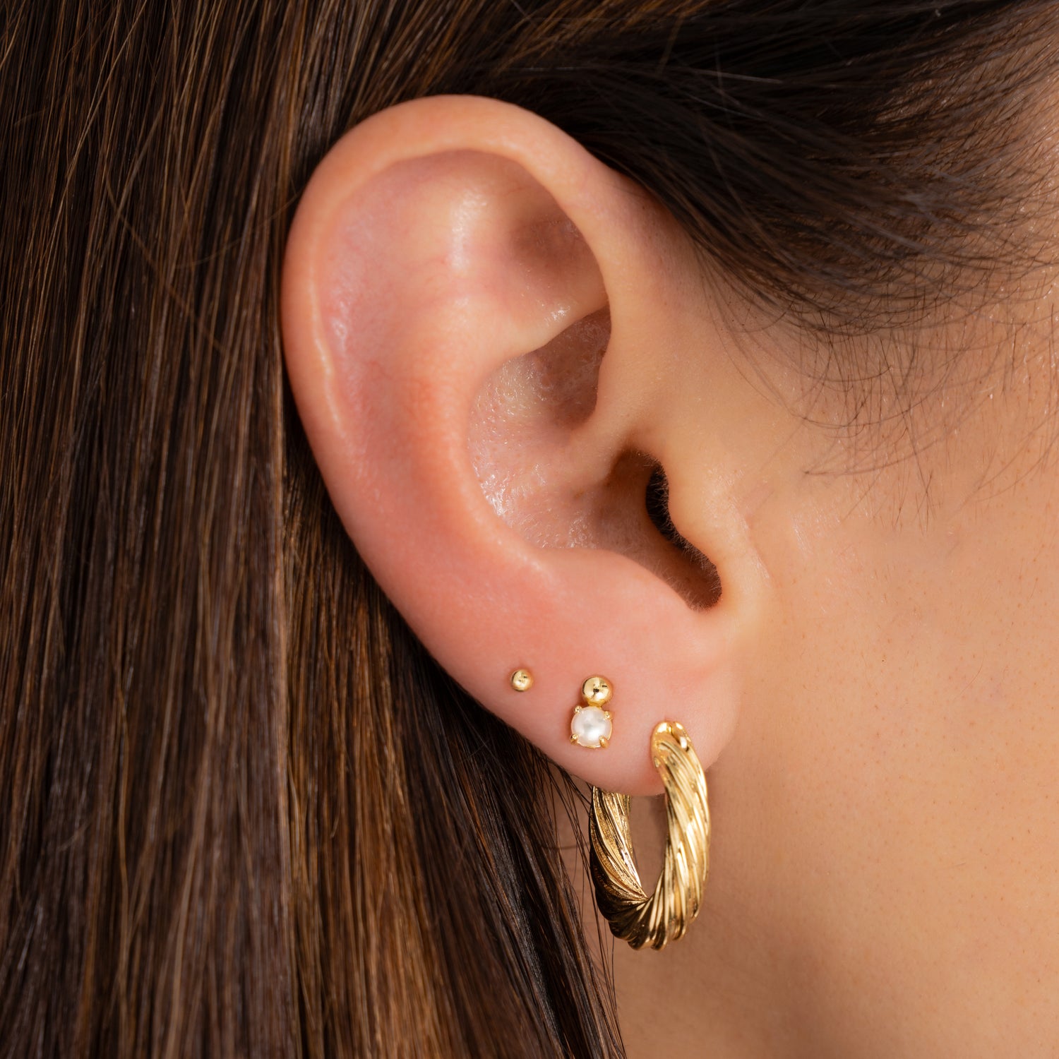 chunky oval gold hoops earrings with pearl studs