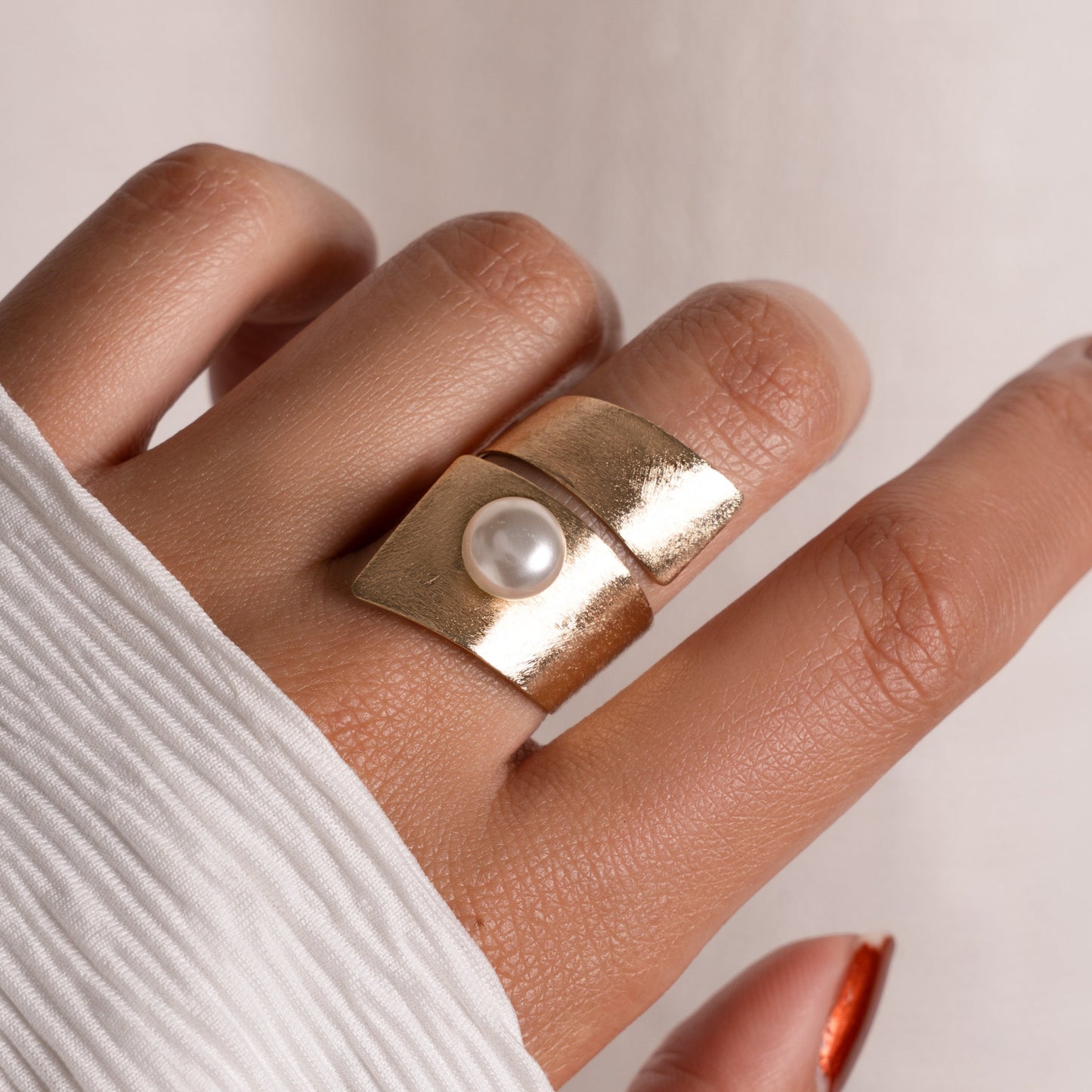 model wearing spiral ring with freshwater pearl