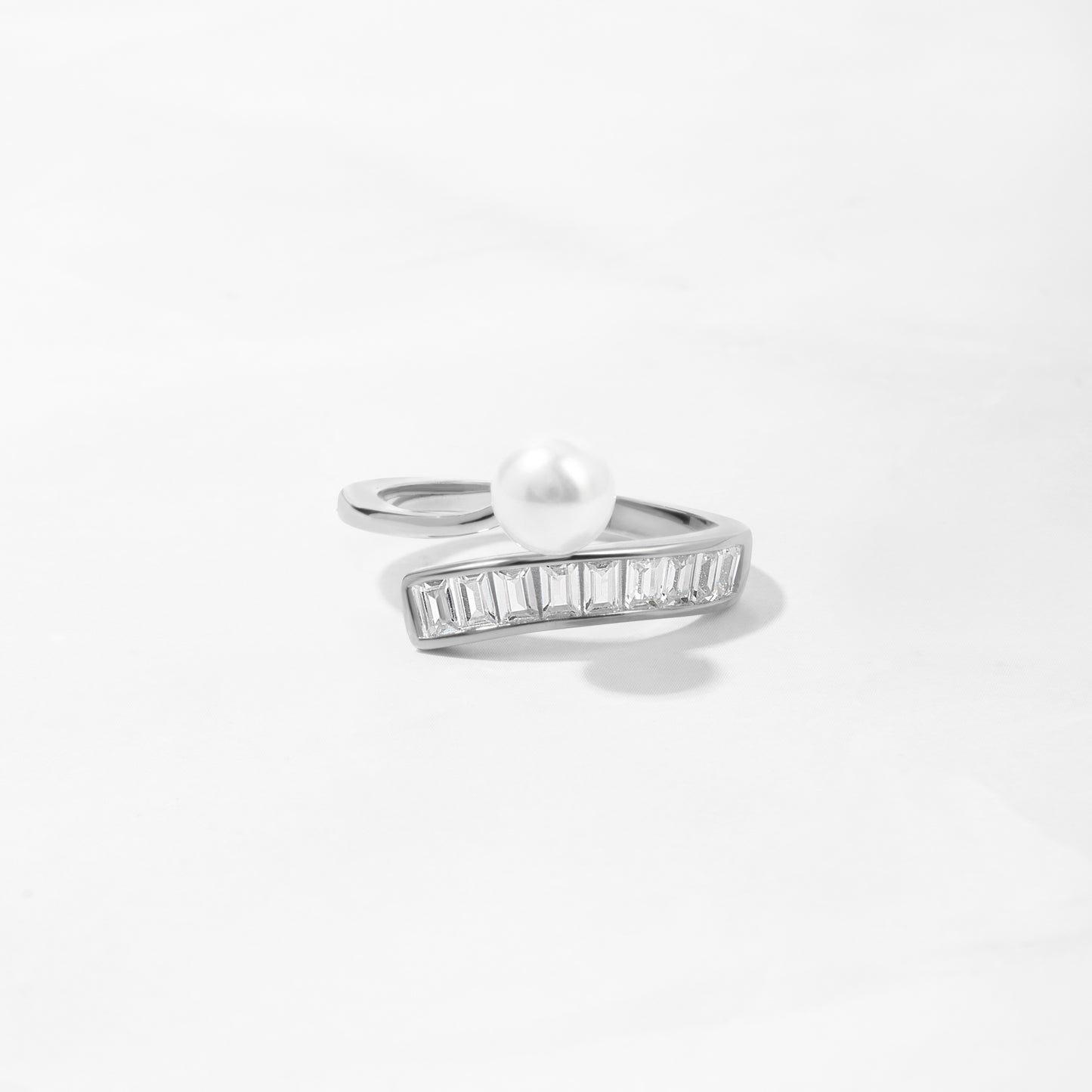 sterling silver ring with freshwater pearl and baguette ring design