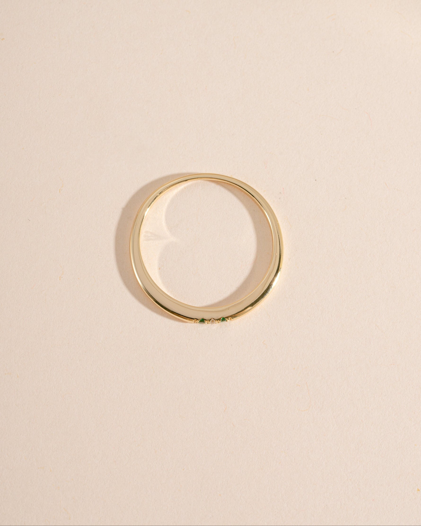 3 stone emerald ring in gold top view