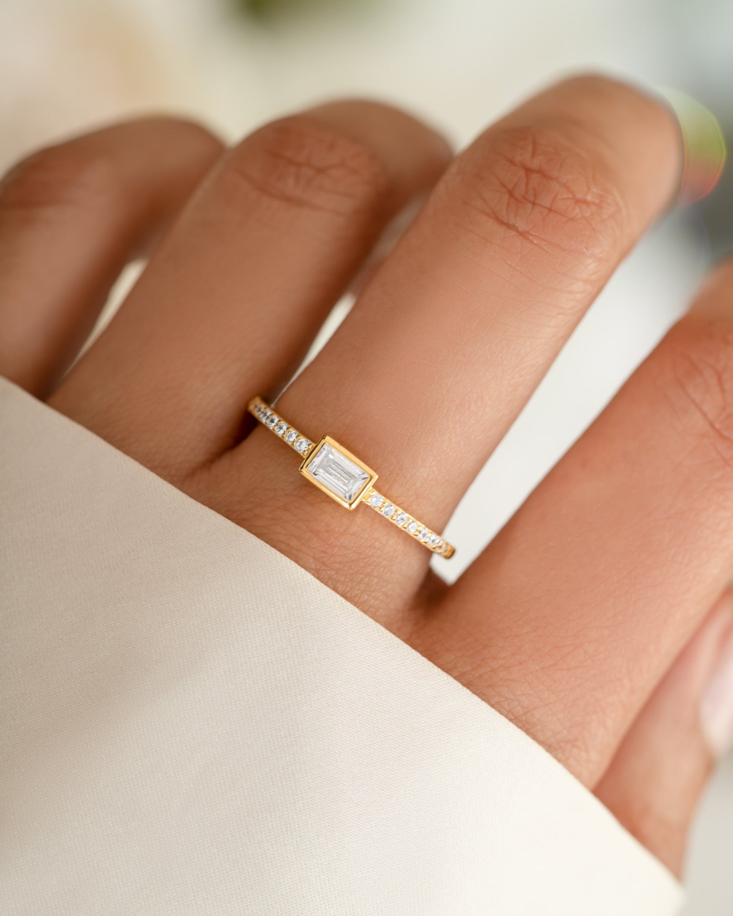 Baguette Ring w Pavé Band in gold on model