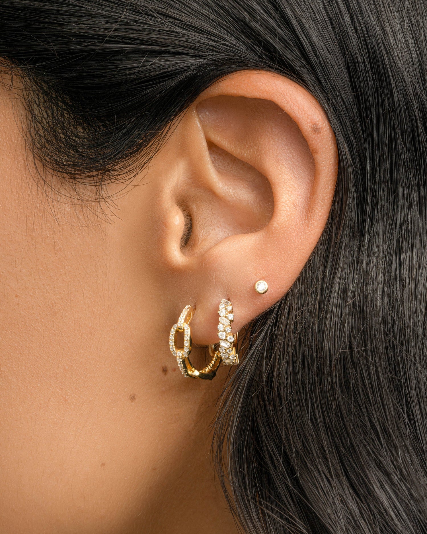 Small chain link hoop earrings from Sami Jewels worn on a model, showcasing their stylish and minimalist design.