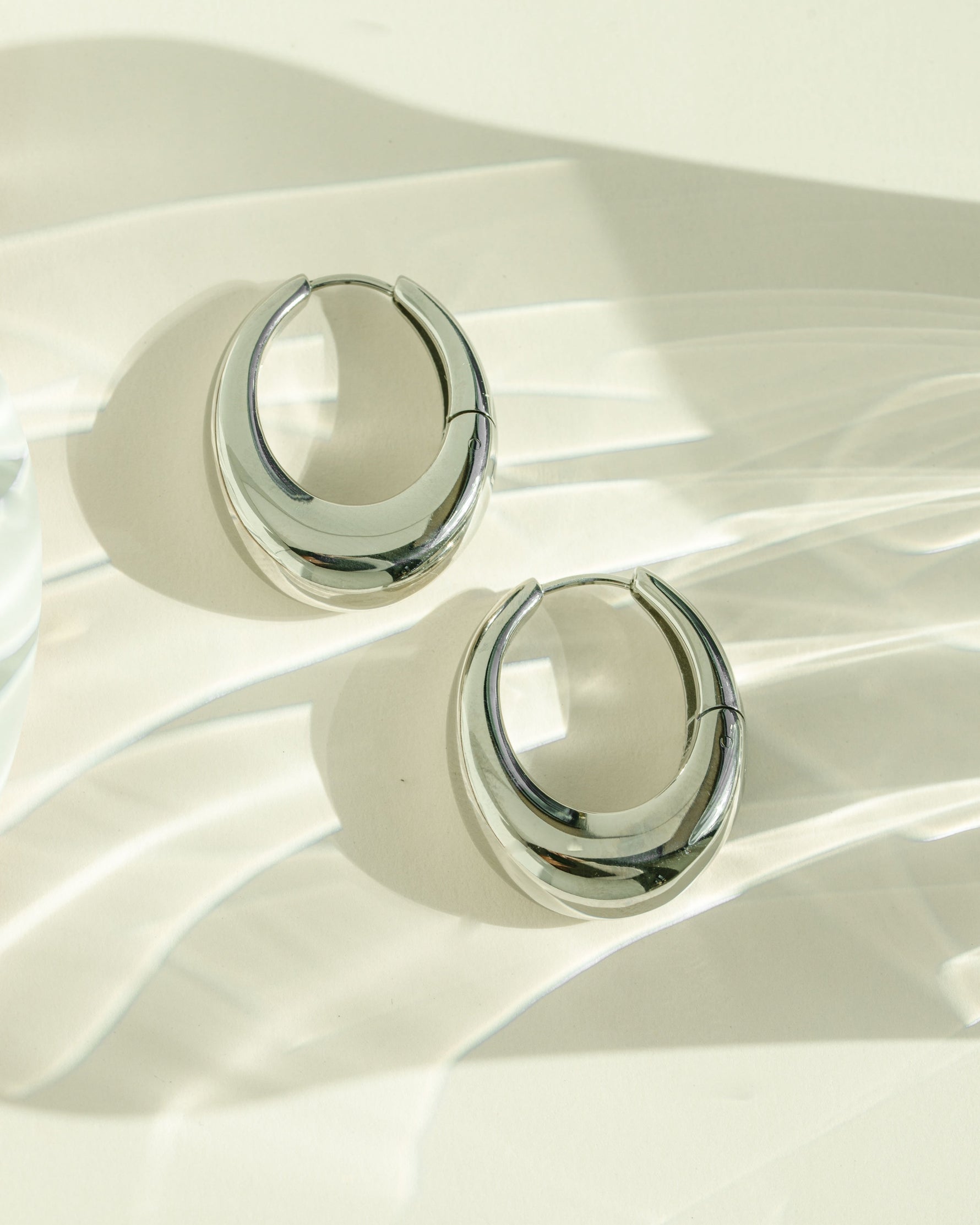Sami Jewels stainless steel SS basket hoop earrings in silver, chunky waterproof hoop earrings with a modern design.