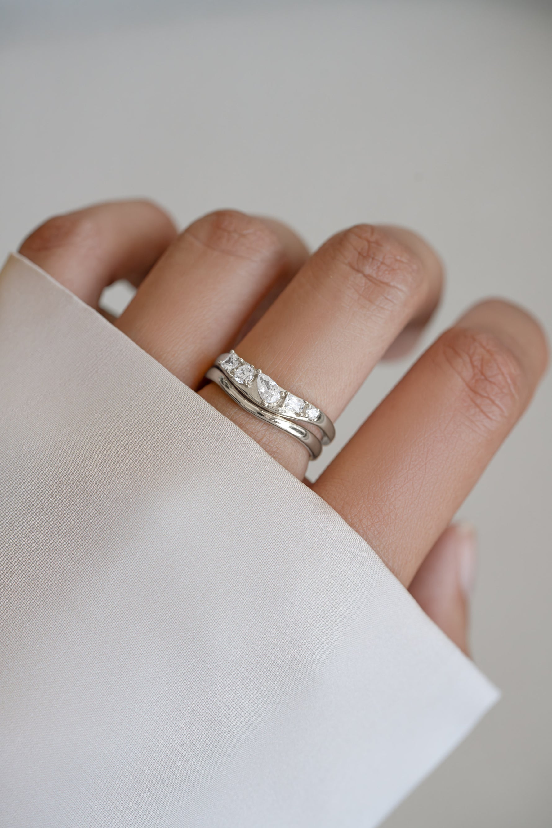 Model wearing silver chevron wavy ring set featuring 5 CZ stones.