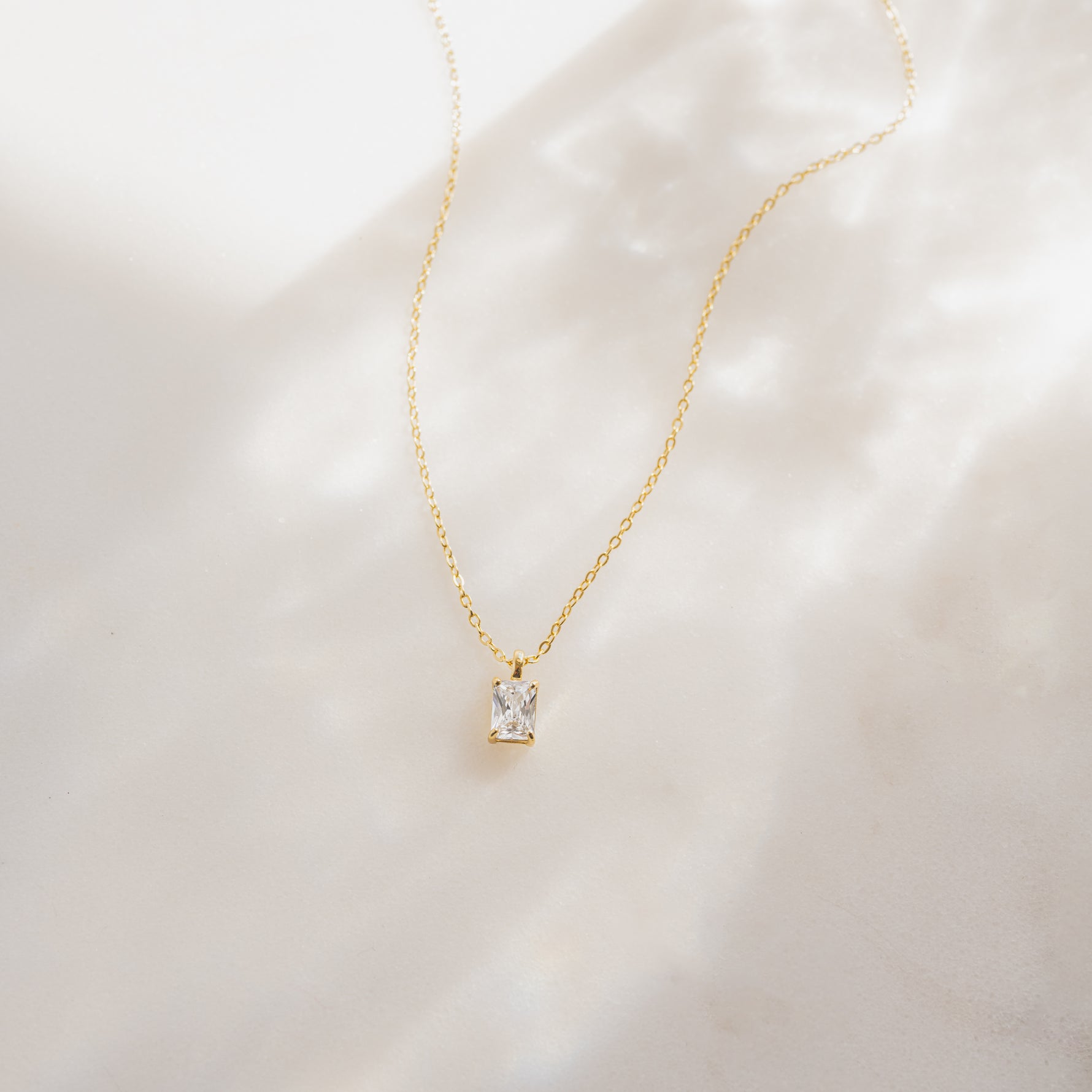 gold diamond pendant necklace