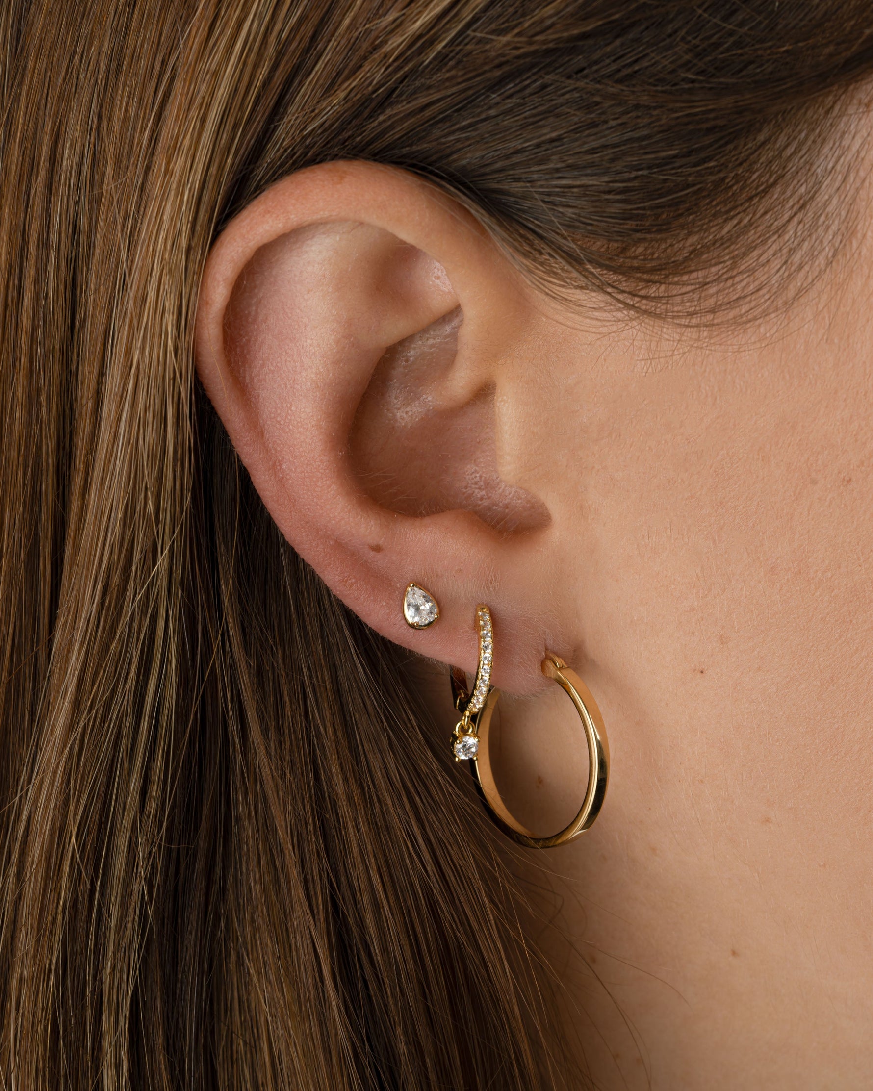 Gold 18mm flat hoop earrings by Sami Jewels, showcasing a stylish, minimalist design worn by a model.