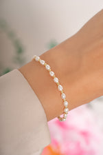 Freshwater pearl beaded bracelet by Sami Jewels featuring elegant white pearls on a delicate gold chain.