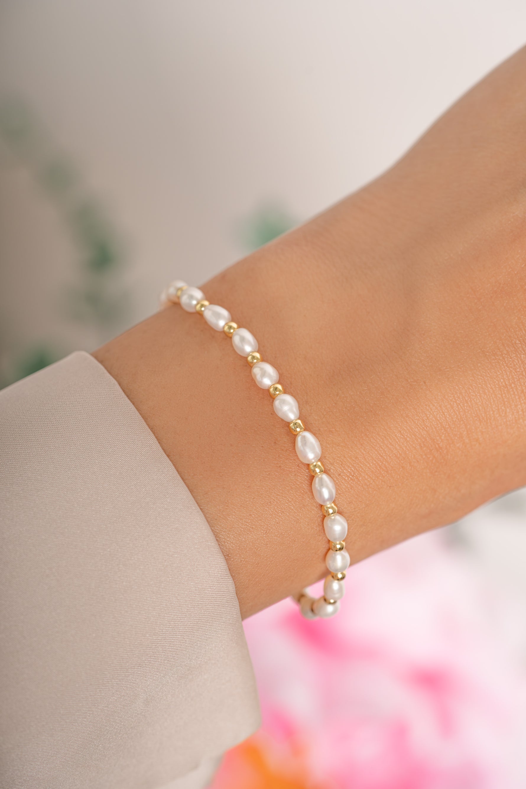 Freshwater pearl beaded bracelet by Sami Jewels featuring elegant white pearls on a delicate gold chain.