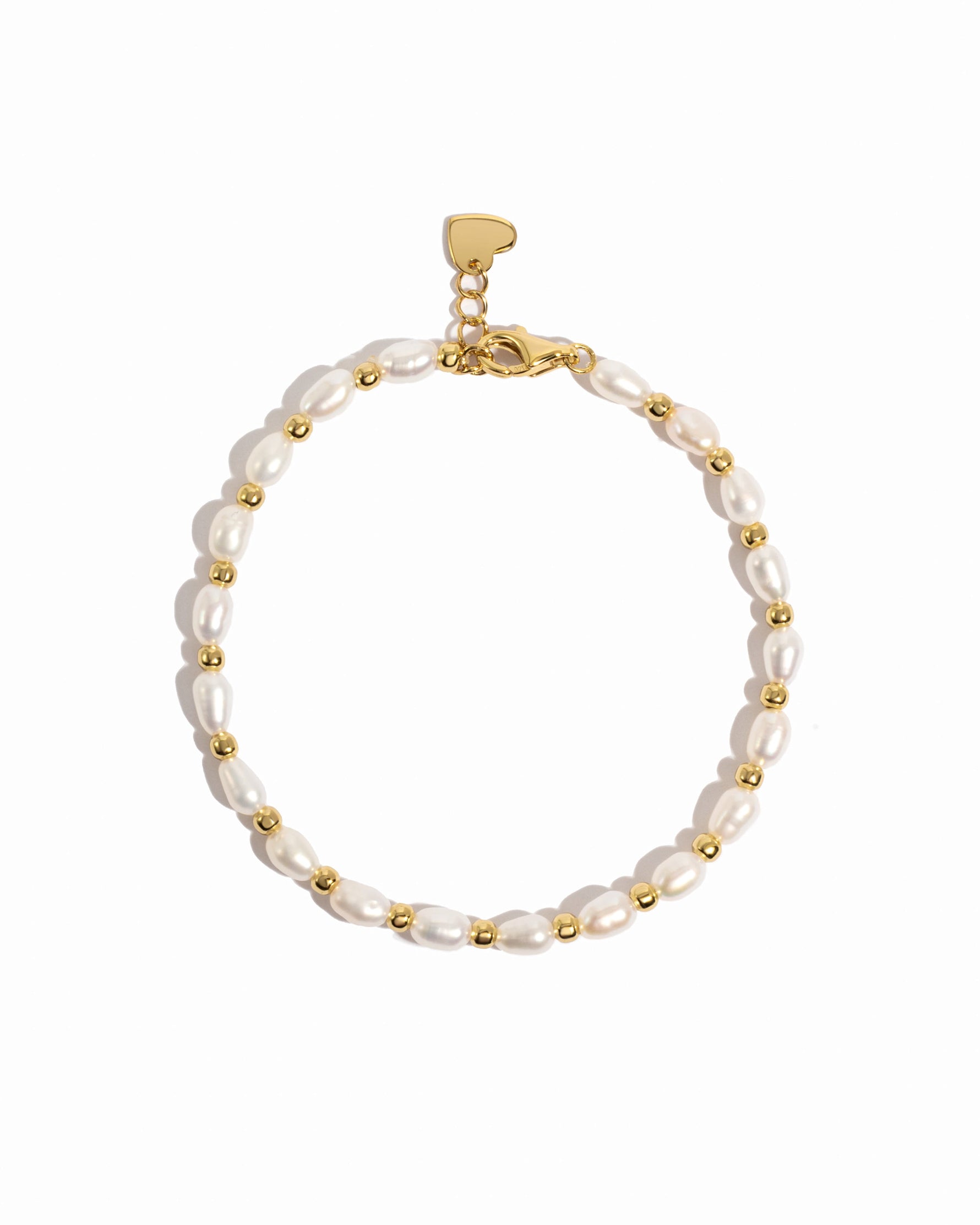 Freshwater pearl beaded bracelet by Sami Jewels featuring white pearls and gold accents on a neutral background.