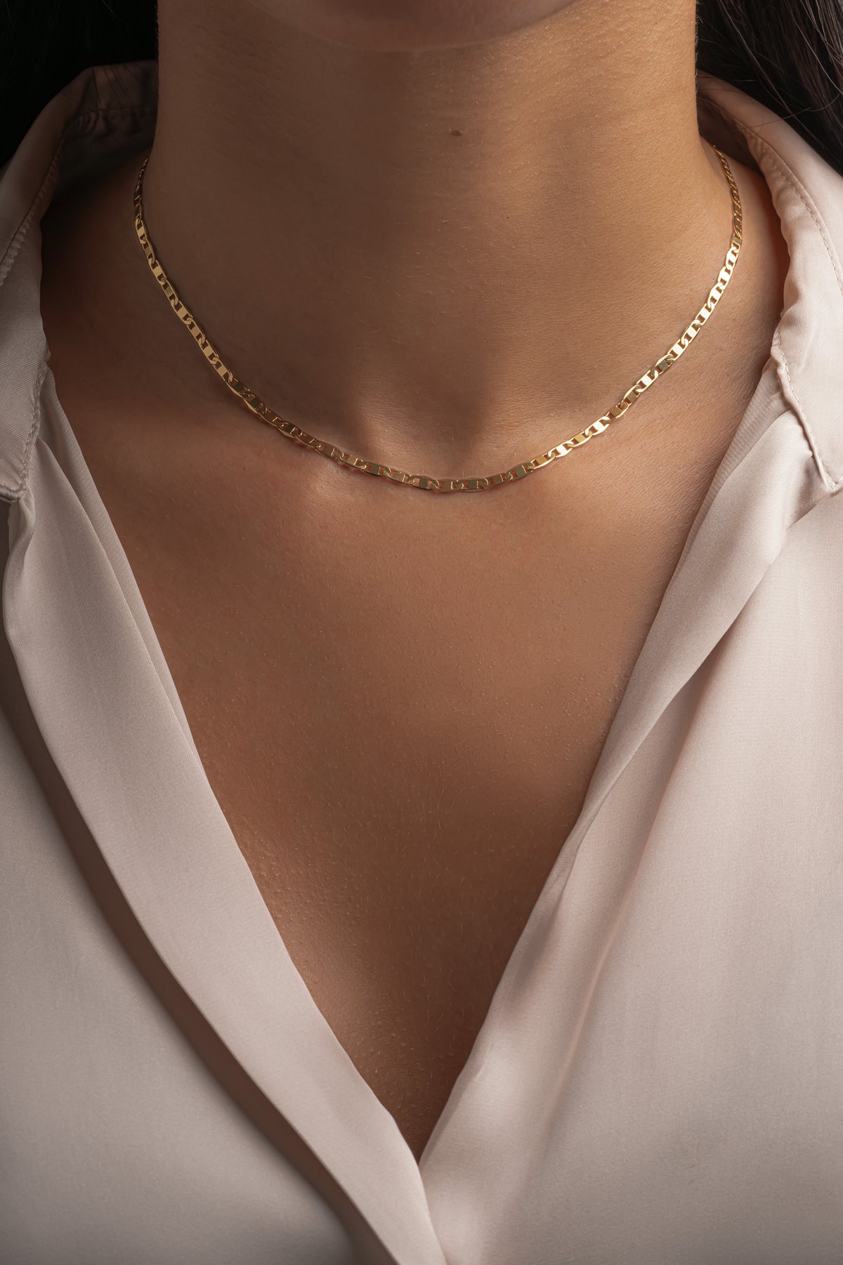 Model wearing gold mariner chain necklace