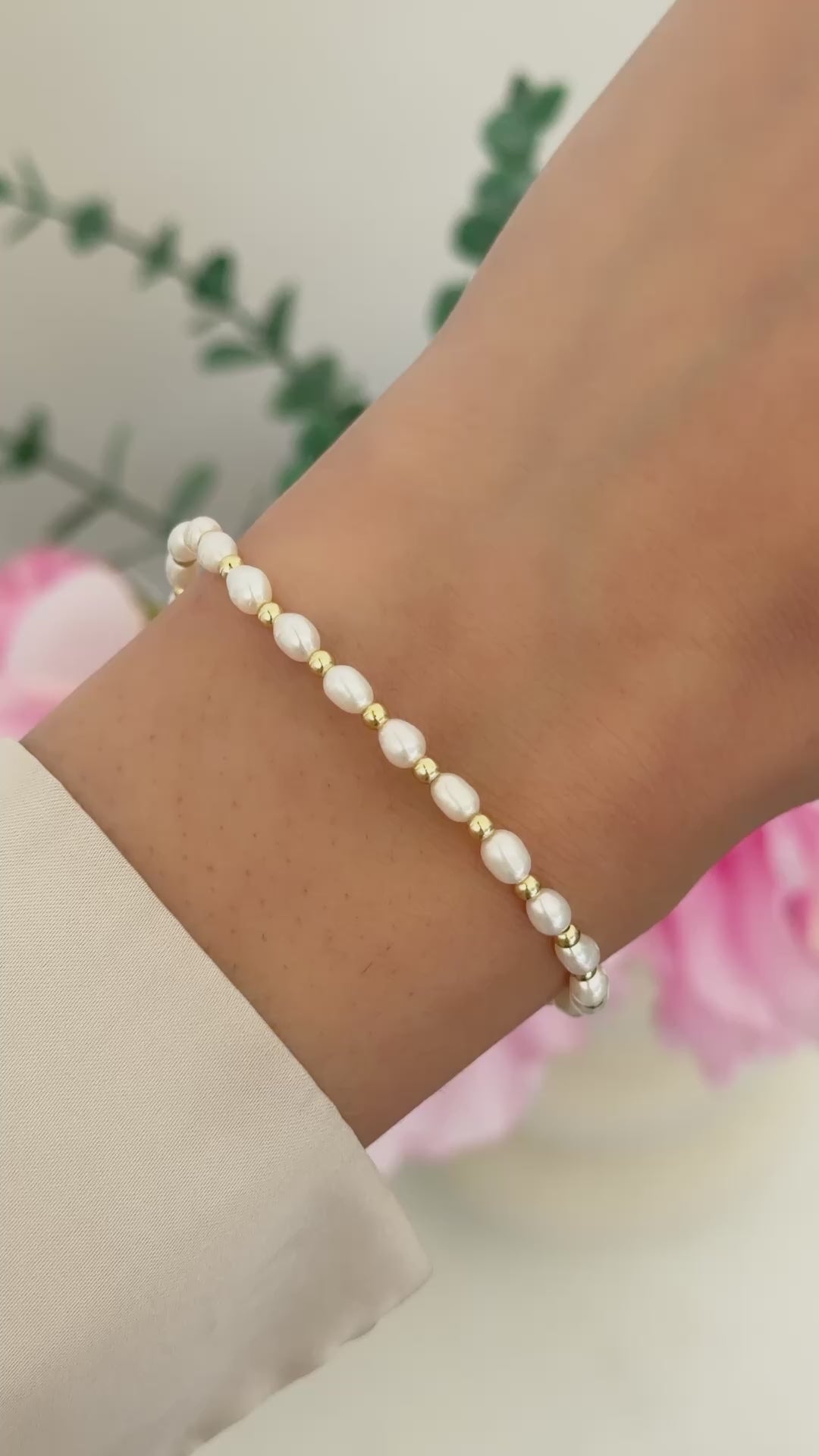 genuine freshwater pearl bracelet in gold on model video 