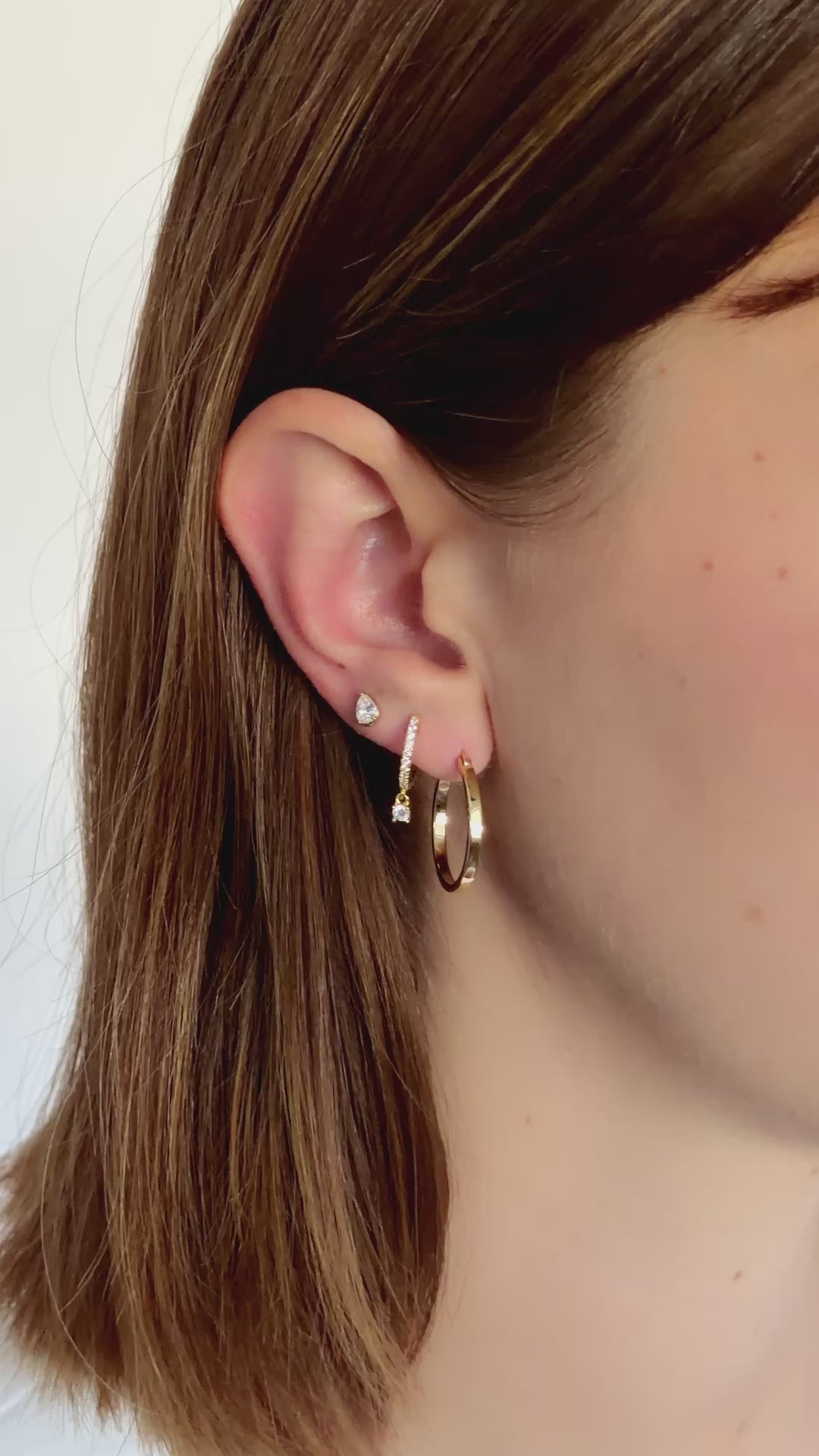 flat hoop earrings in 18mm in gold on model video