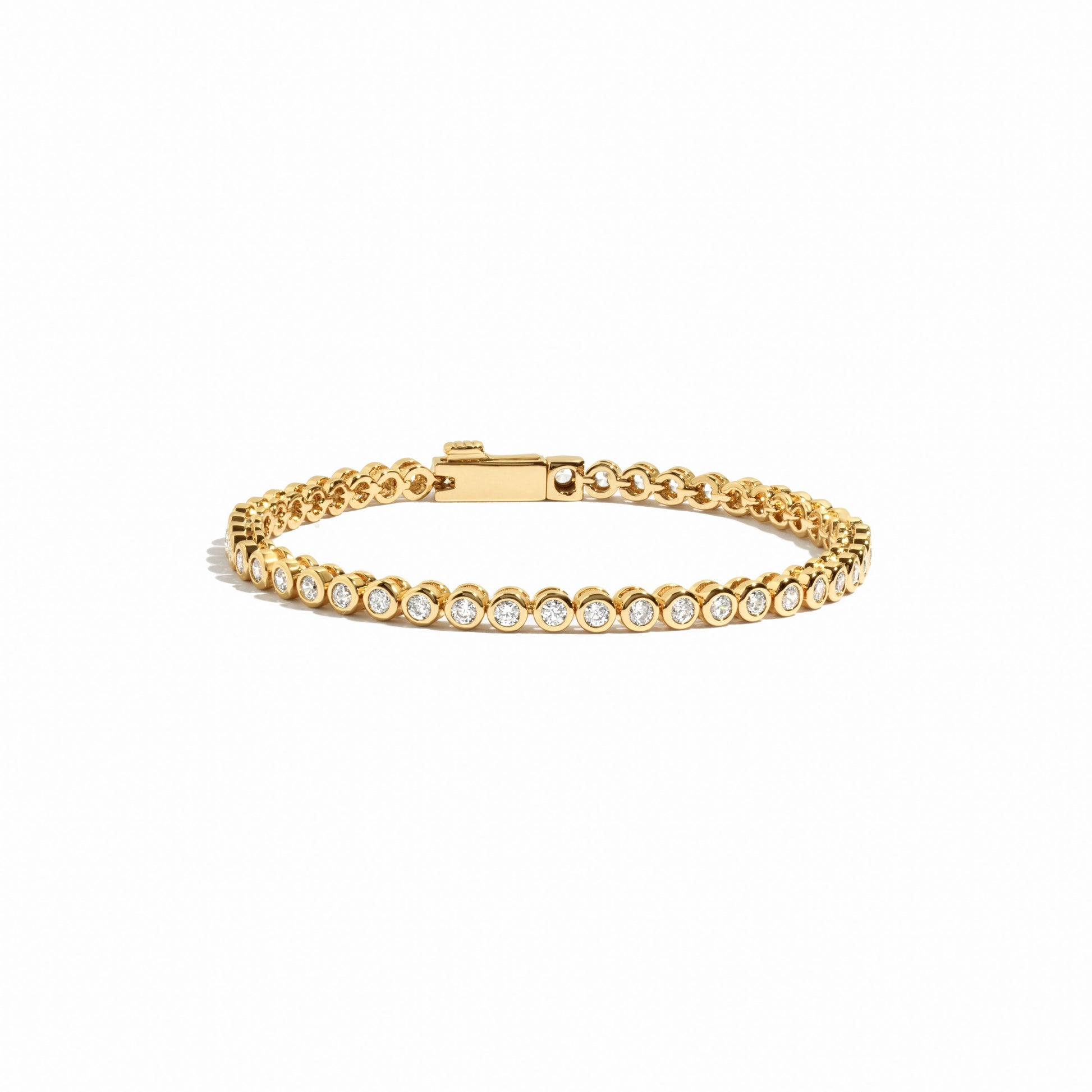 Round bezel tennis bracelet in gold
