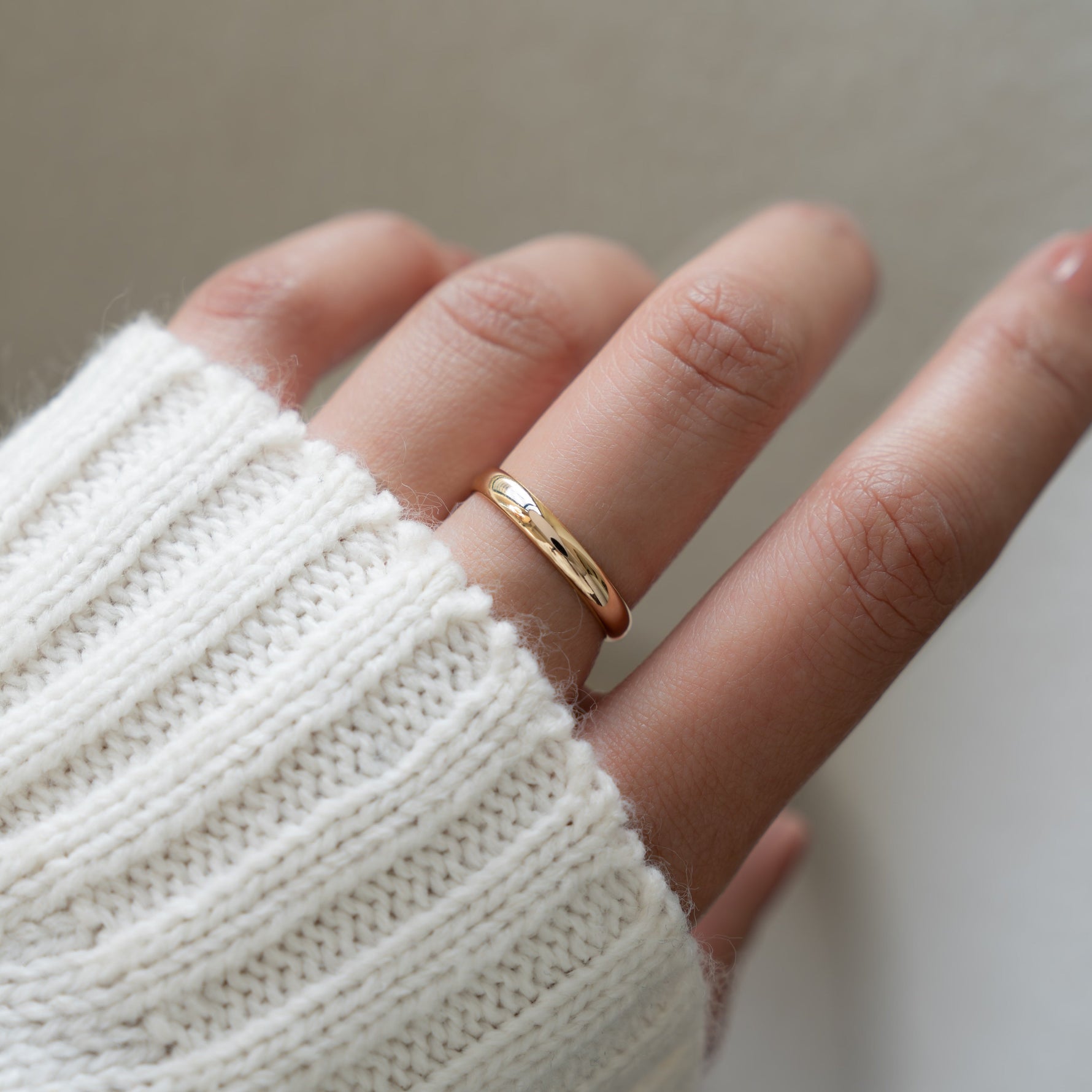 Model wearing a minimalist ring with its 3mm width feels like a soft, gentle line, ideal for daily wear. 