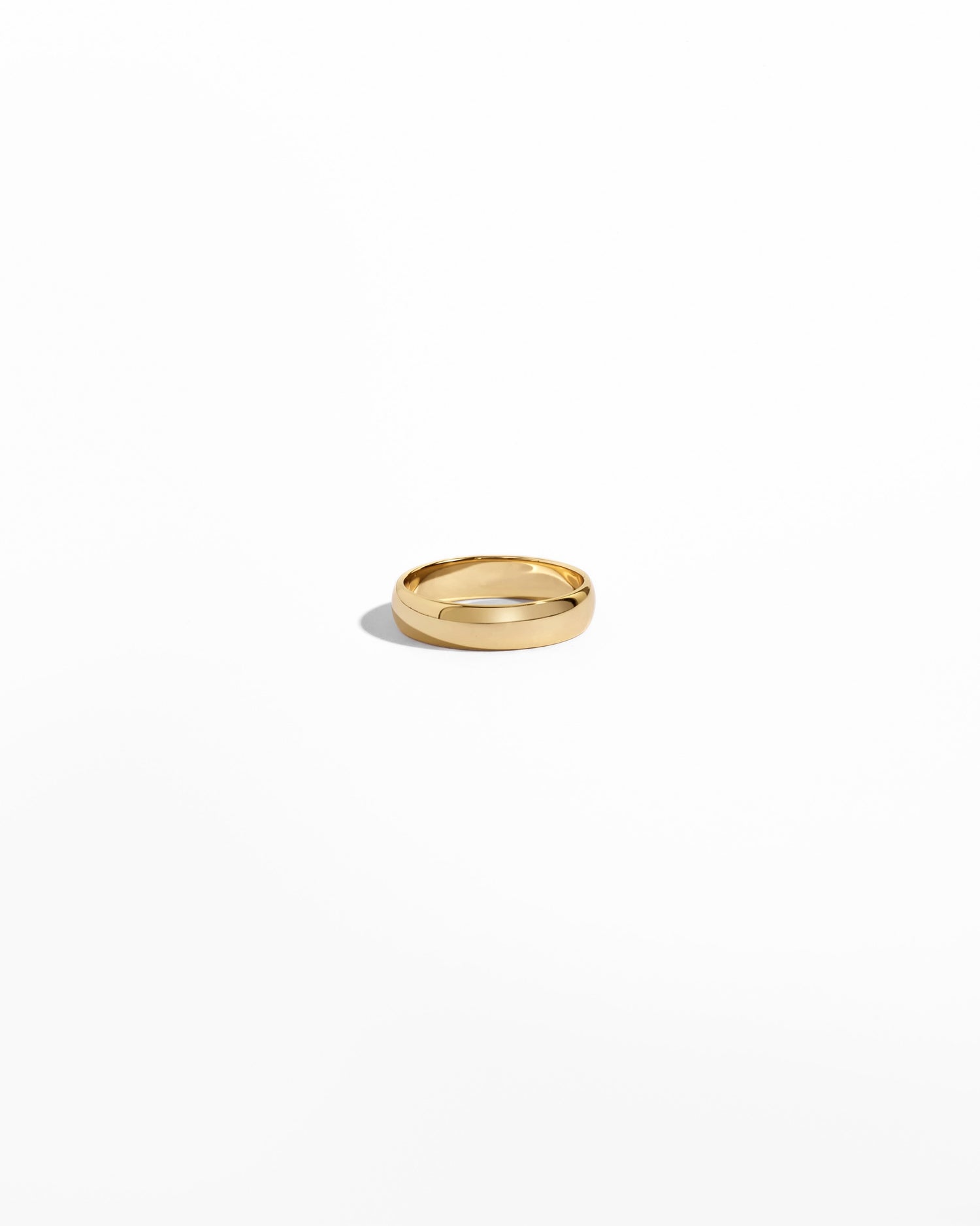 closeup image of 5mm plain gold band