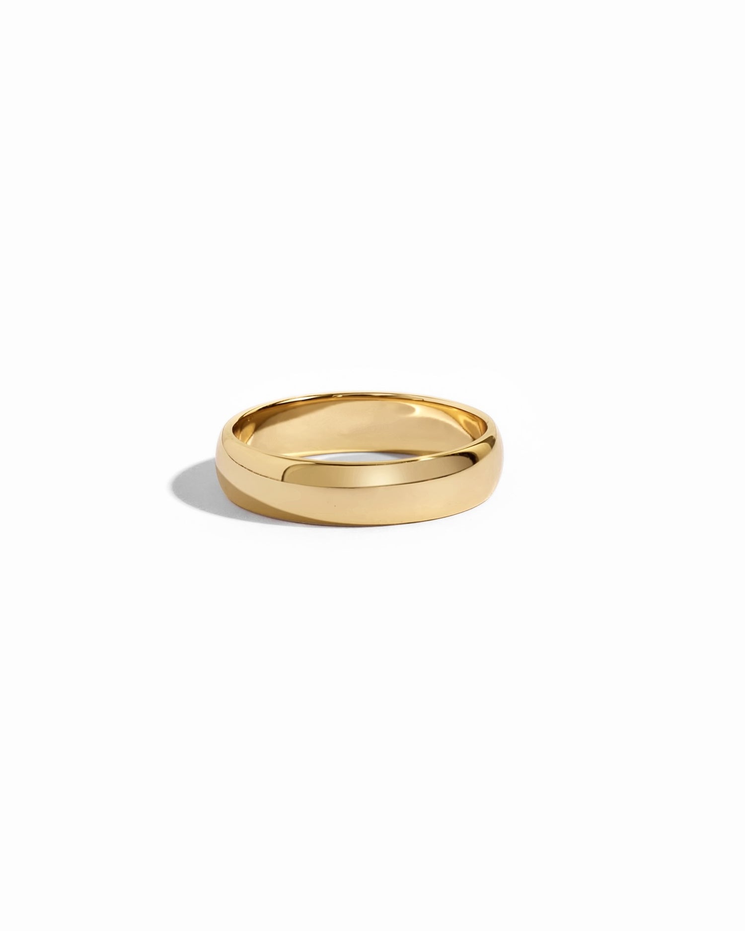 closeup image of 5mm plain gold band