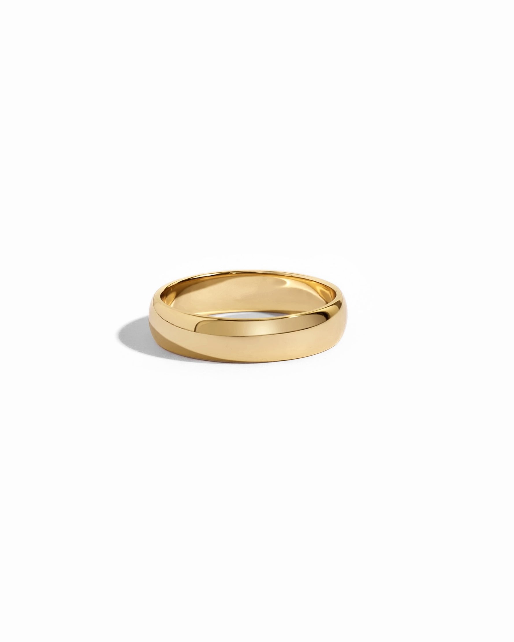 closeup image of 5mm plain gold band