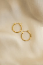 Gold 18mm spiral hoop earrings by Sami Jewels featuring a stylish, everyday accessory with a sleek, modern design.