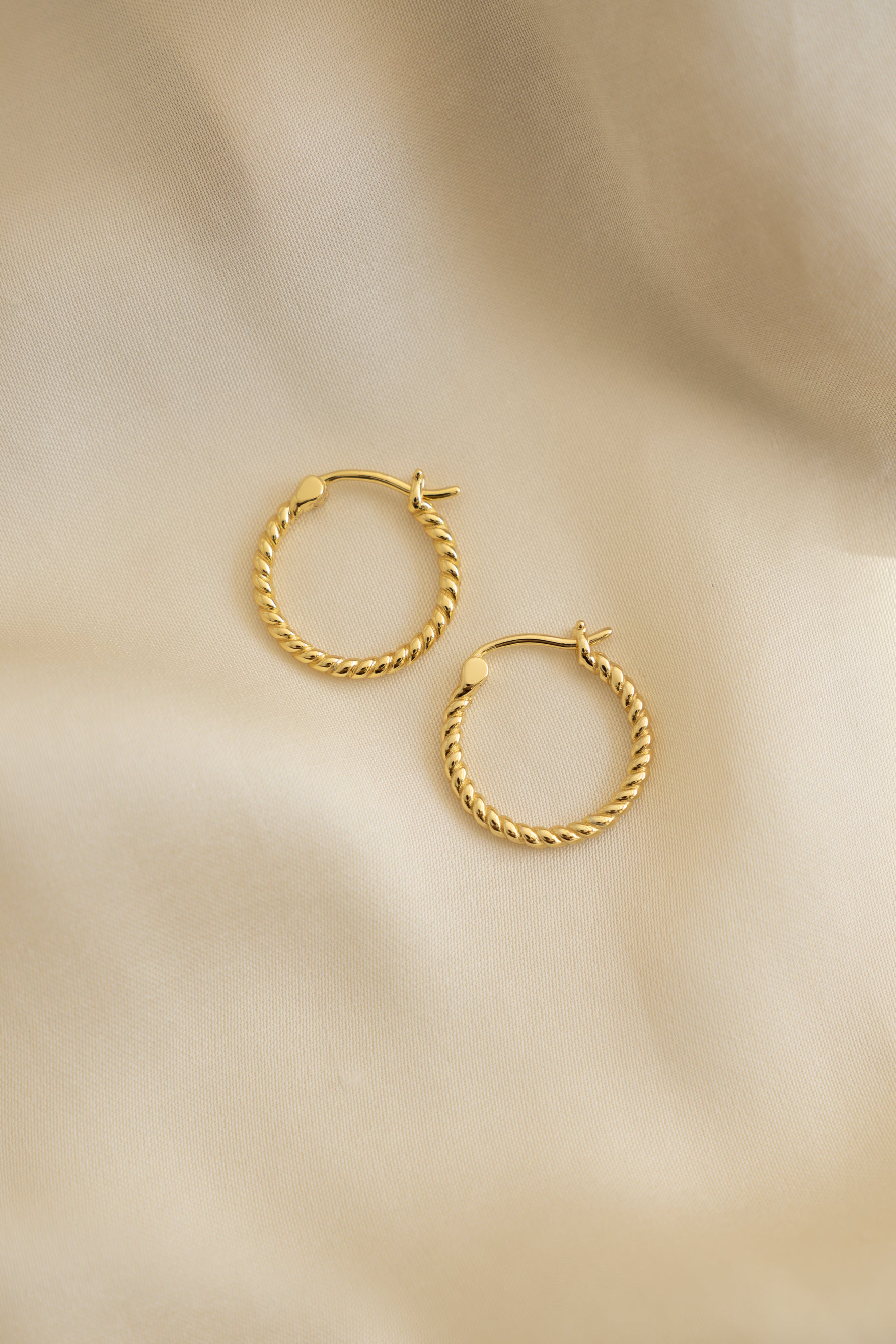 Gold 18mm spiral hoop earrings by Sami Jewels featuring a stylish, everyday accessory with a sleek, modern design.