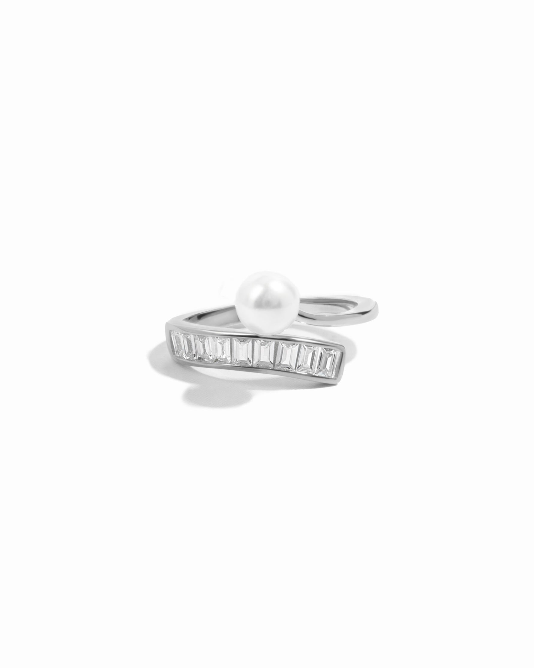 sterling silver ring with freshwater pearl and baguette ring design 