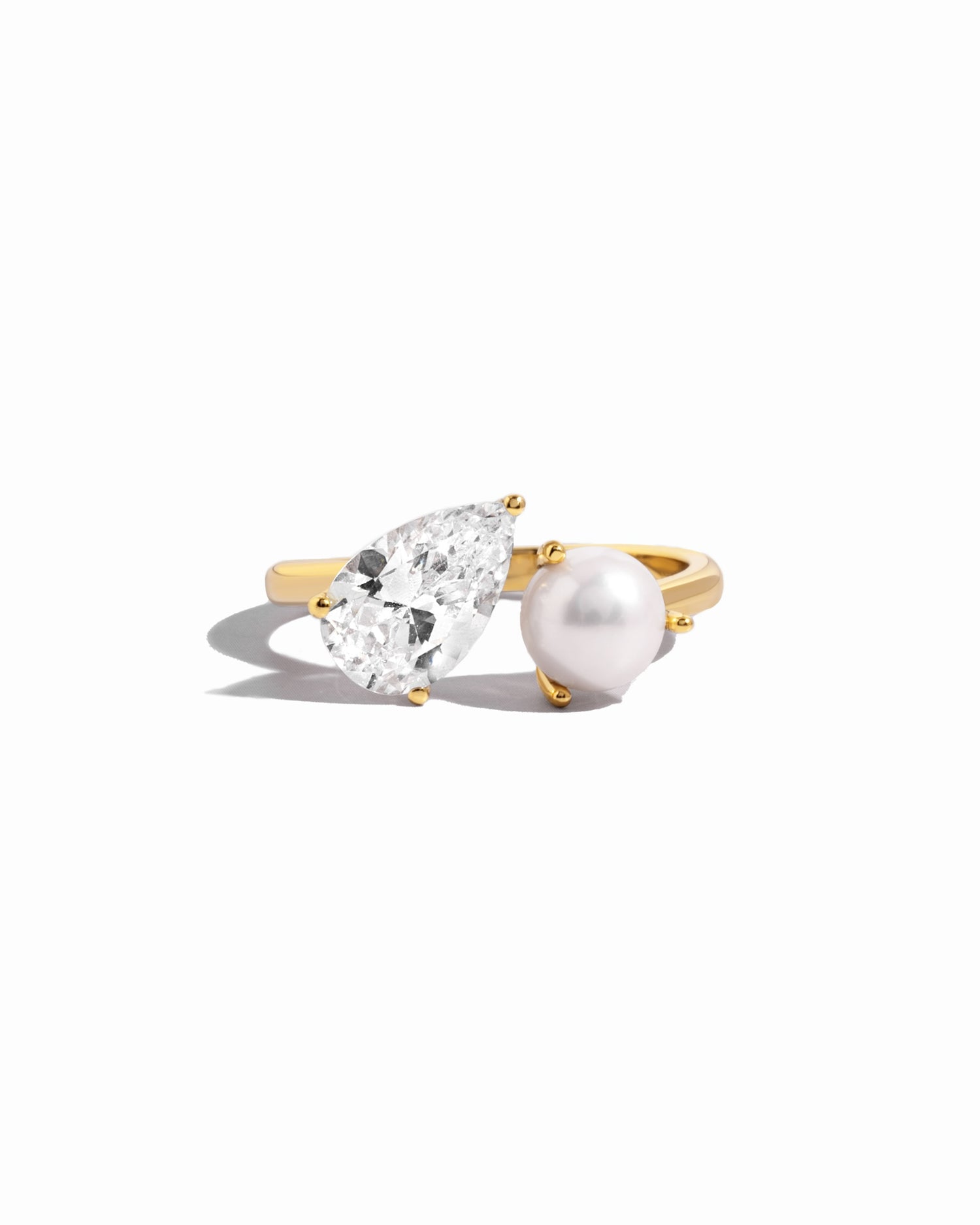 closeup image of a pear and pear-cut toi et moi gold ring