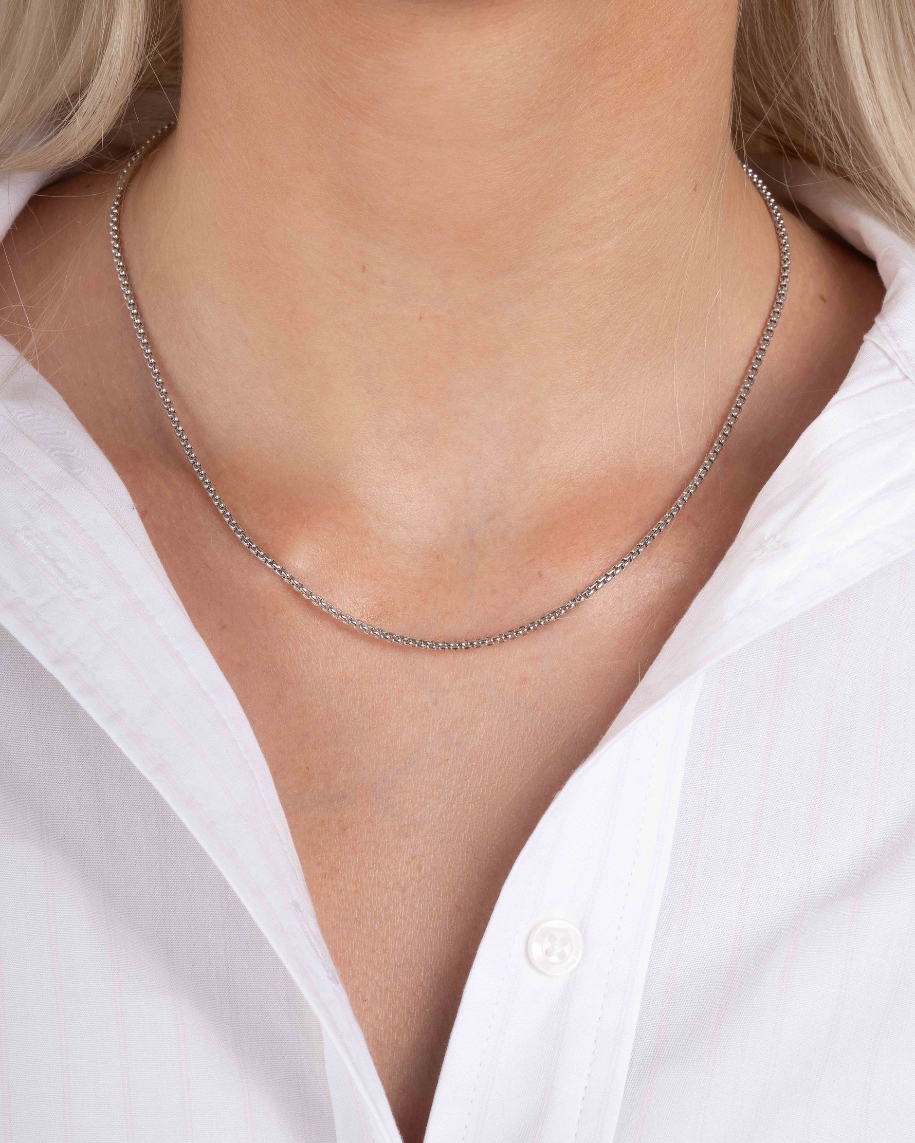 Model wearing silver minimalist chain necklace