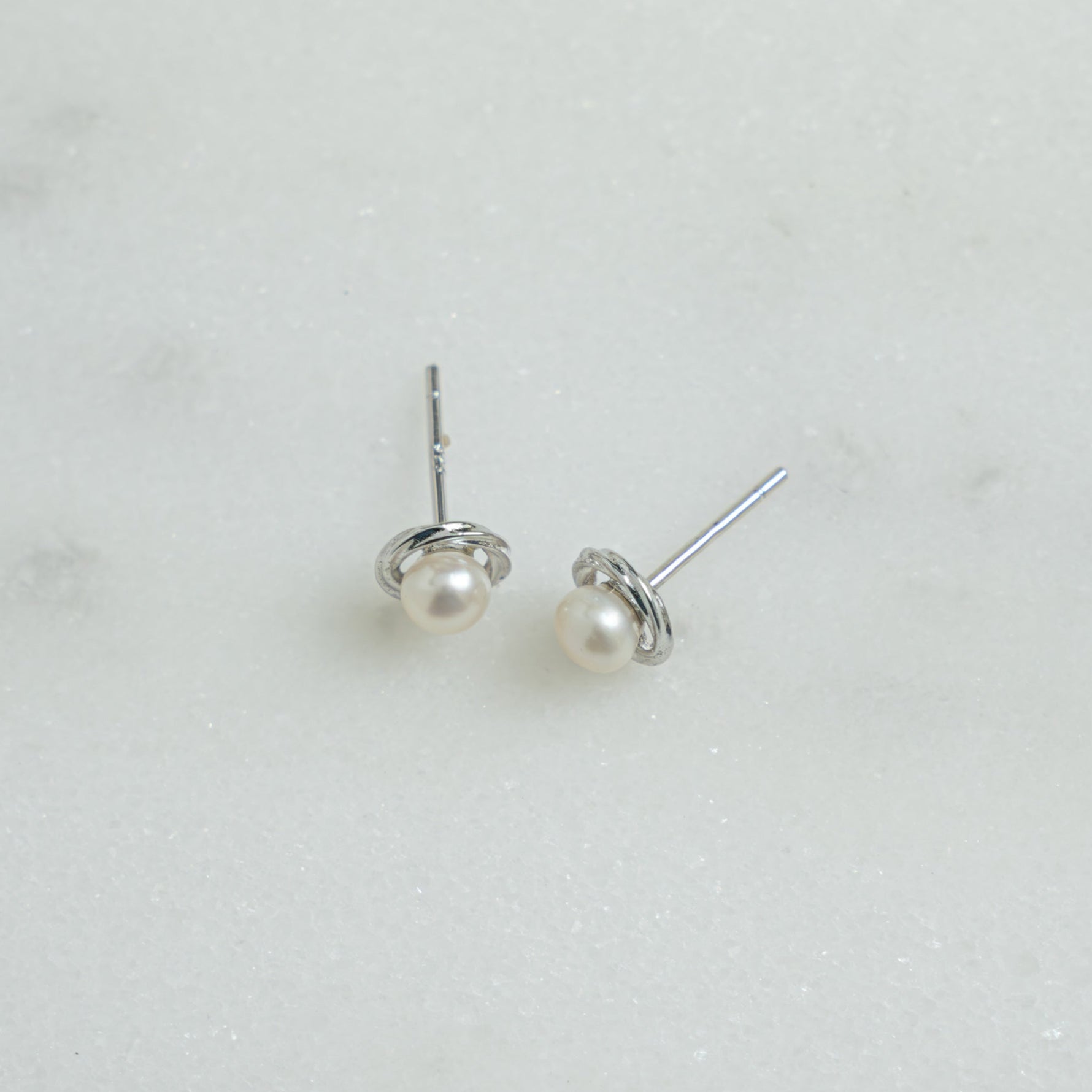 Small stud earrings with freshwater pearls in sterling silver