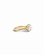 side view of gold toi et moi ring