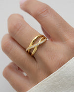 closeup image of gold double band  ring