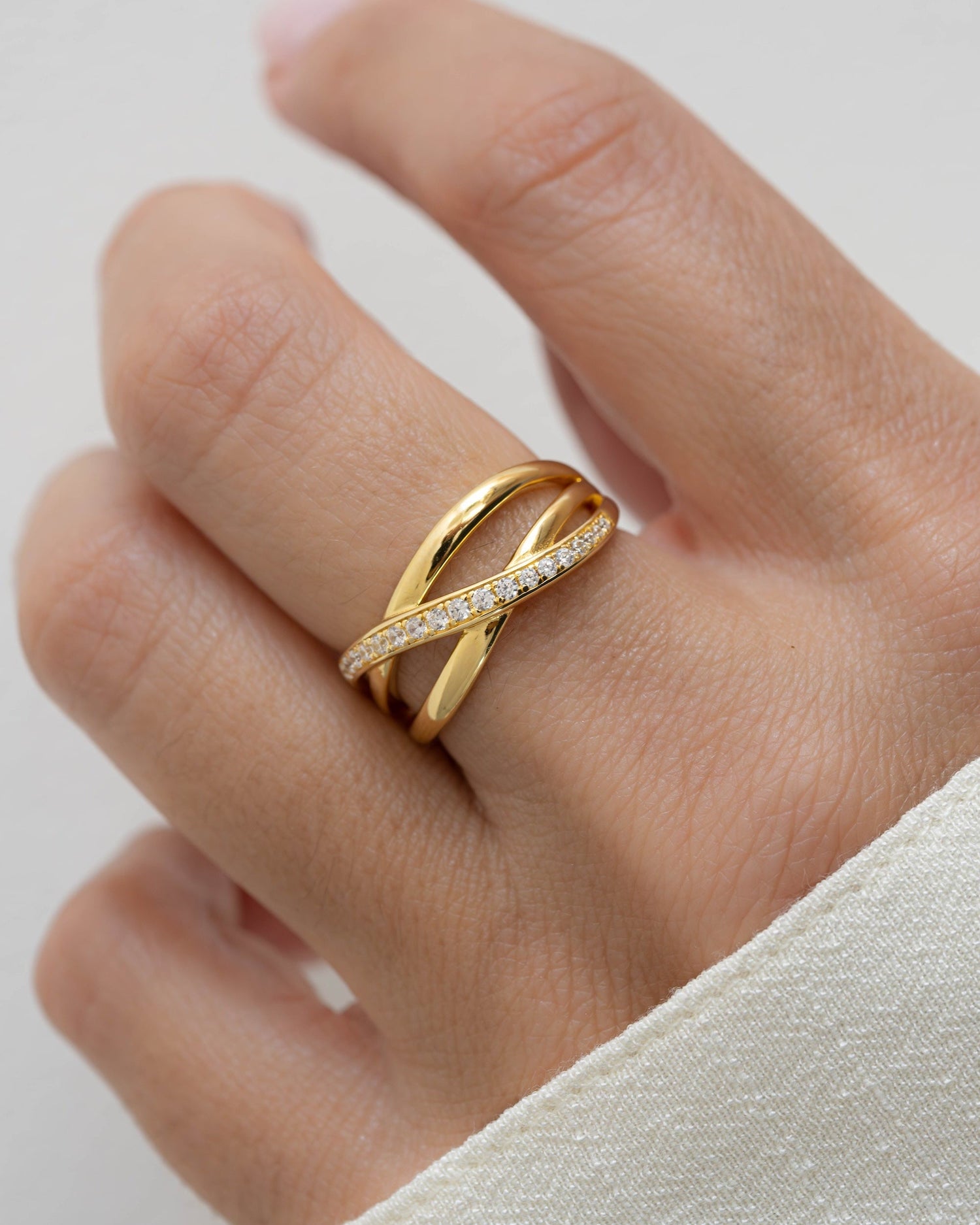 closeup image of gold double band  ring