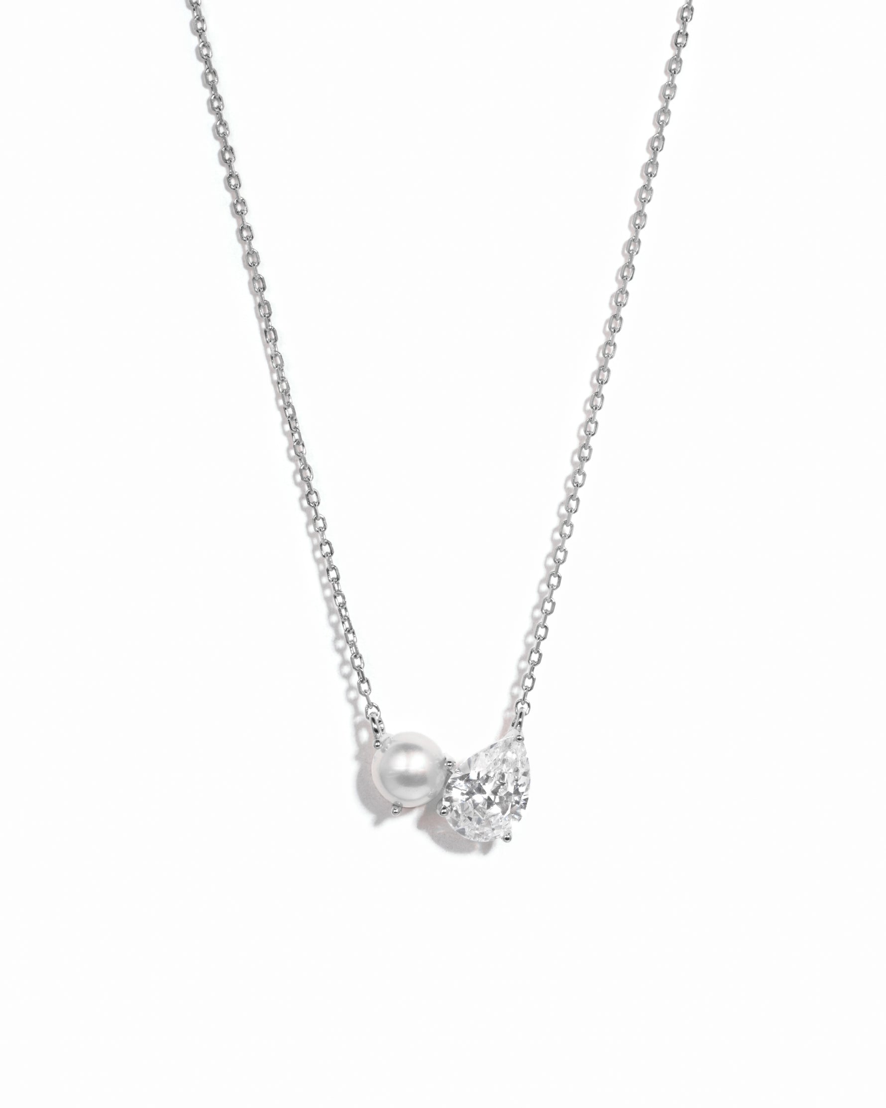 Silver chain necklace with a diamond pendant 