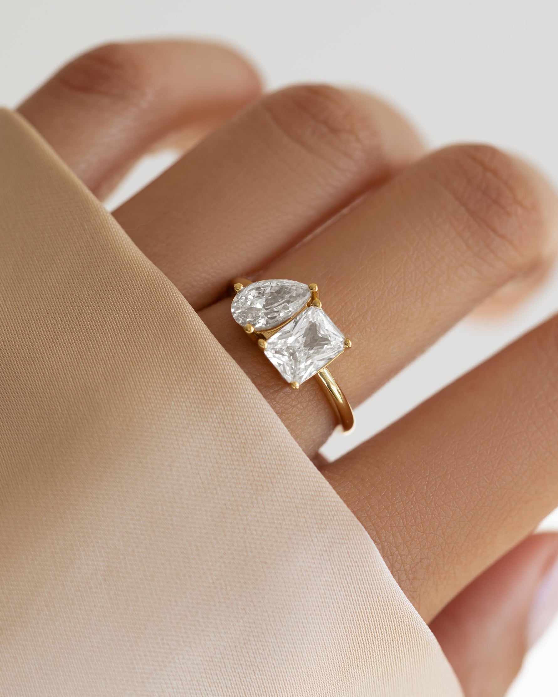 toi et moi ring in gold on a models hand 