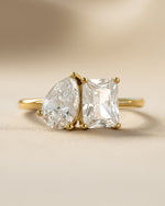 toi et moi diamond ring in gold closeup view of stone detailing