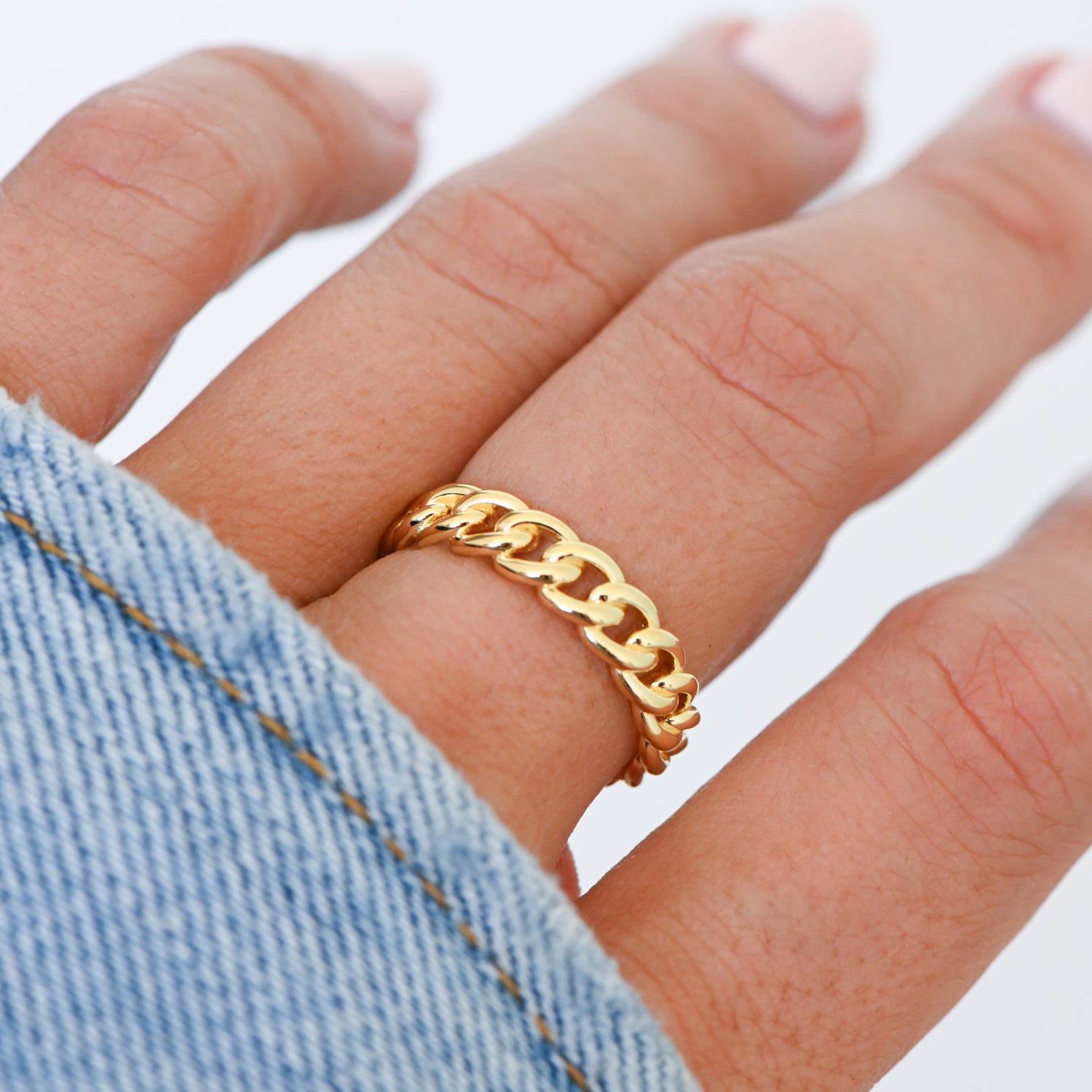 model wearing plain chain ring in gold