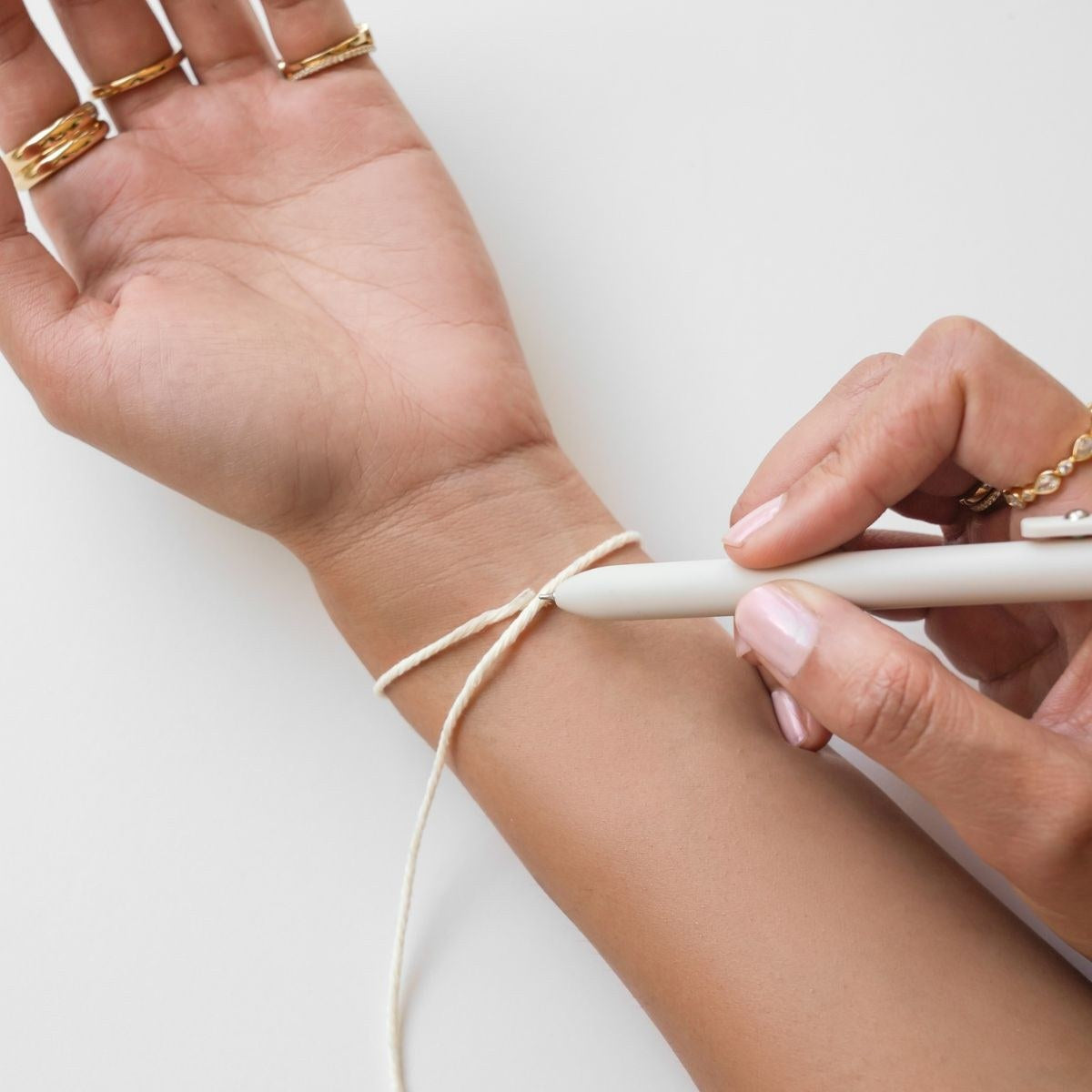 Wrapping a string around a wrist and marking where it overlaps